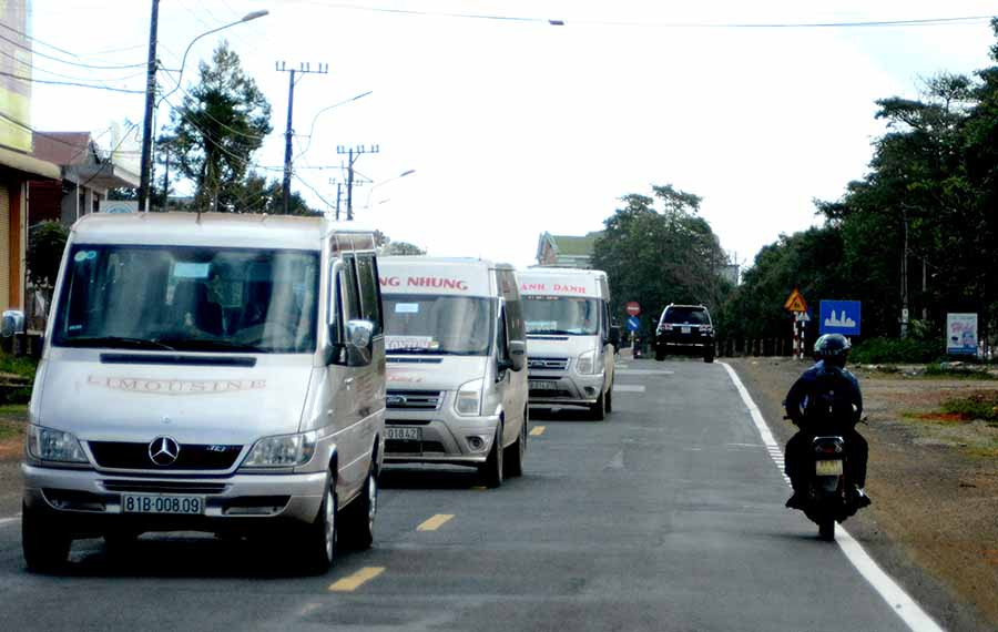 Tuyến đường lại quá chật hẹp so với lưu lượng phương tiện tham gia giao thông, mỗi lần tránh, vượt rất nguy hiểm. Ảnh: M.N