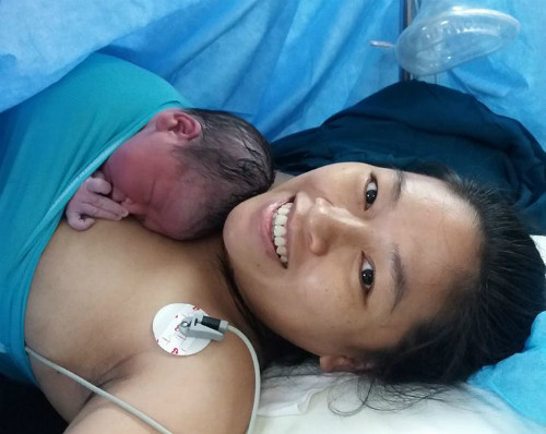 Nụ cười hạnh phúc của người mẹ khi đón con chào đời.