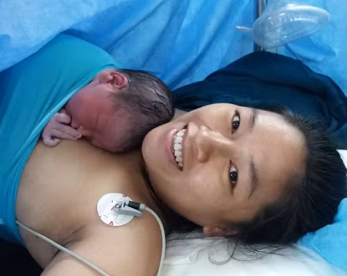 Nụ cười hạnh phúc của người mẹ khi đón con chào đời.