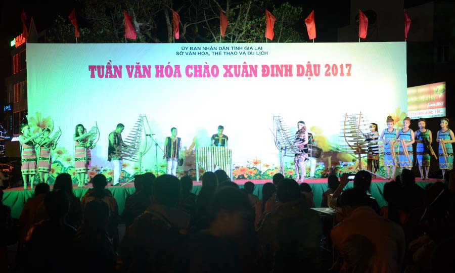 Nhiều tiết mục văn nghệ đặc sắc, đầu tư công phu thu hút sự theo dõi của khán giả.