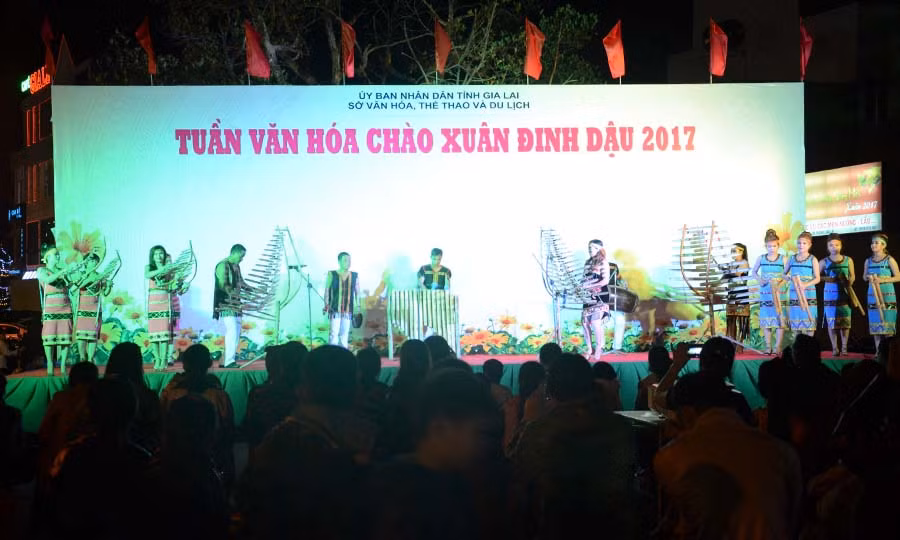 Nhiều tiết mục văn nghệ đặc sắc, đầu tư công phu thu hút sự theo dõi của khán giả.