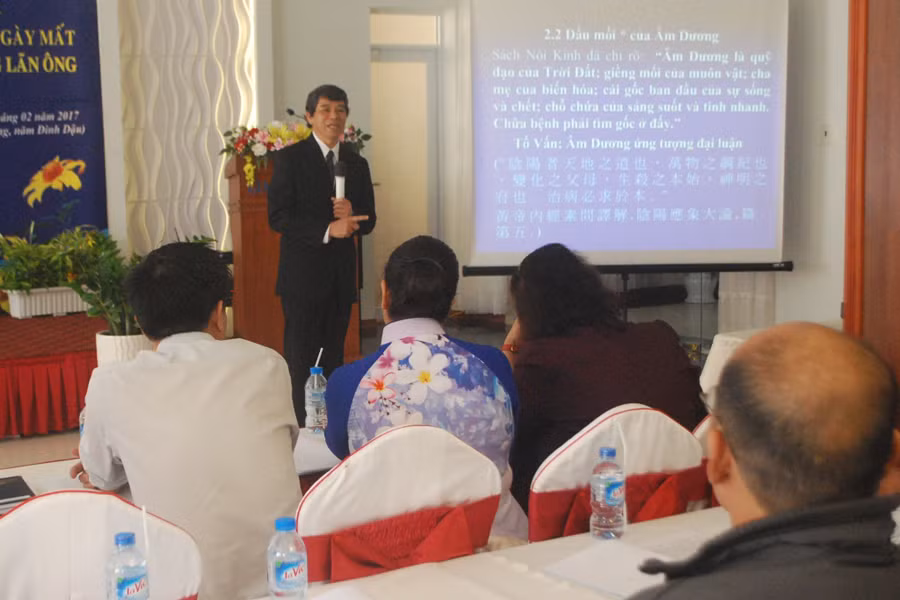 Ông Nguyễn Ngữ-Chủ tịch Hội Đông y tỉnh trình bày tham luận về cơ sở khoa học của âm dương trong luận trị của Hải Thượng Lãn Ông. Ảnh: N.T