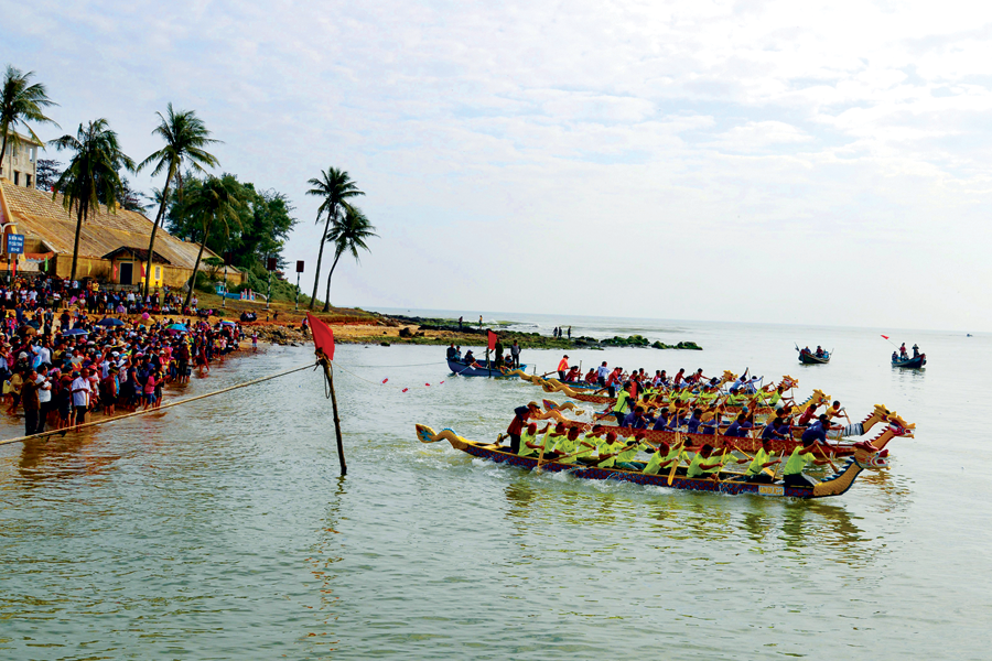 Các đội đua xuất phát. Ảnh: D.Q