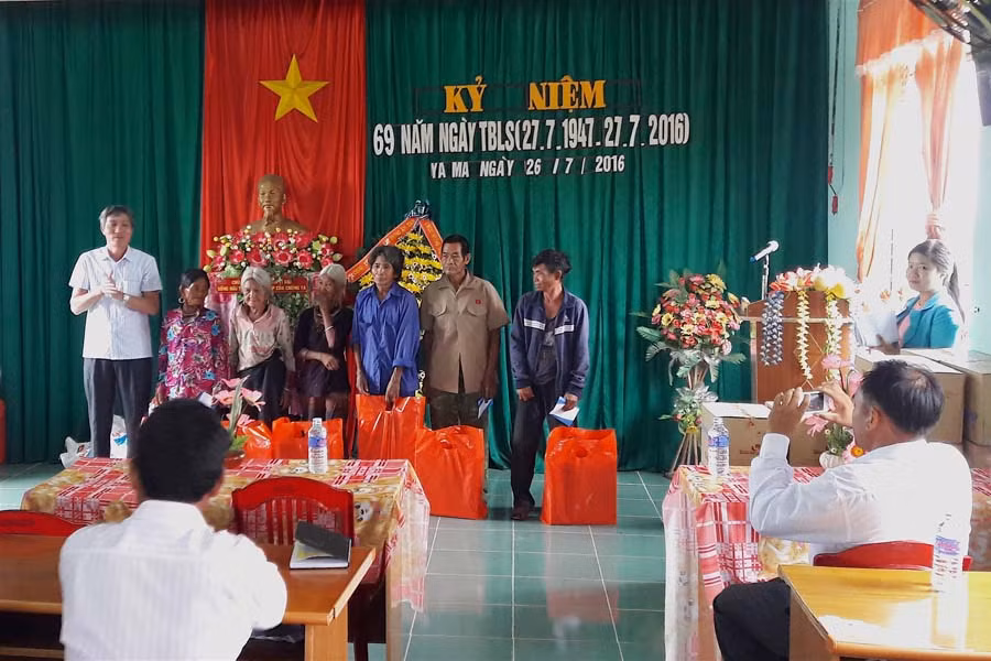 Tặng quà gia đình chính sách, người có công. Ảnh: H.T