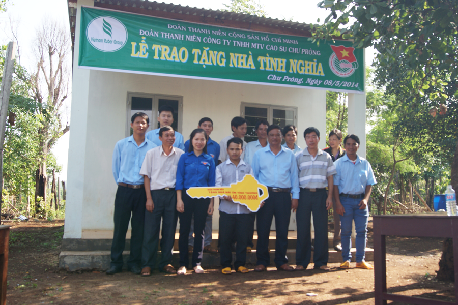 Đoàn Thanh niên trao tặng nhà tình nghĩa. Ảnh: P.L Đoàn Thanh niên trao tặng nhà tình nghĩa. Ảnh: P.L