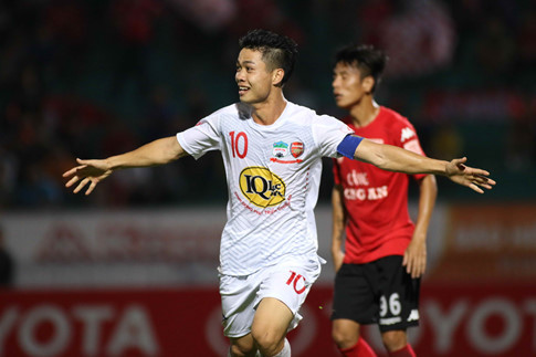 Công Phượng ăn mừng bàn thắng sau đường chuyền của Hồng Duy Công Phượng ăn mừng bàn thắng sau đường chuyền của Hồng Duy