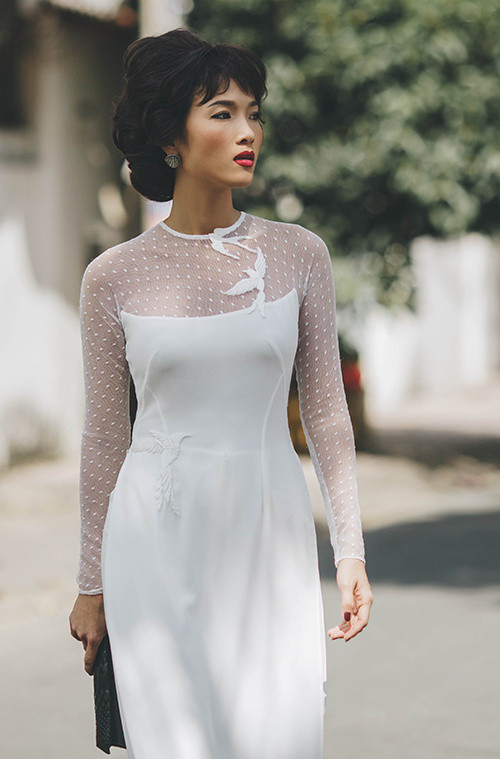 Vẫn trung thành với tông trắng, nhà thiết kế Trương Thanh Hải sử dụng kỹ thuật thêu để tạo vẻ cầu kỳ cho tà áo truyền thống.
