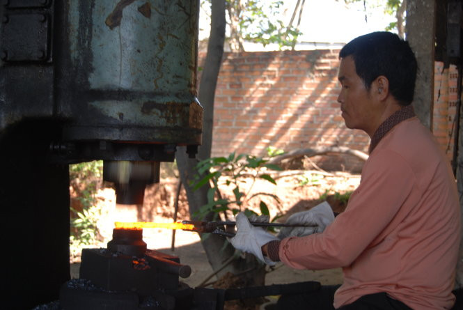 Anh Trương Văn Bằng, 40 tuổi, rèn với máy búa ở lò rèn của mình. Anh Trương Văn Bằng, 40 tuổi, rèn với máy búa ở lò rèn của mình.