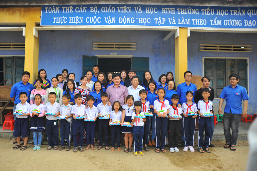 Báo Gia Lai chụp ảnh lưu niệm với nhà trường. Ảnh: N.G