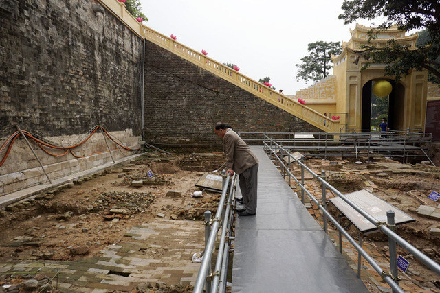 Một khách tham quan đang nhìn xuống dấu tích sân gạch thời Lê Trung Hưng (thế kỷ 17). Mảng sân rộng 5,6 mét, từ sân Đoan Môn đến đầu hồi kiến trúc hành lang. Đến thế kỷ 18, di tích này đã bị phá hủy để mở rộng kiến trúc hành lang sát với chân cổng Đoan Môn - Hoàng thành Thăng Long.