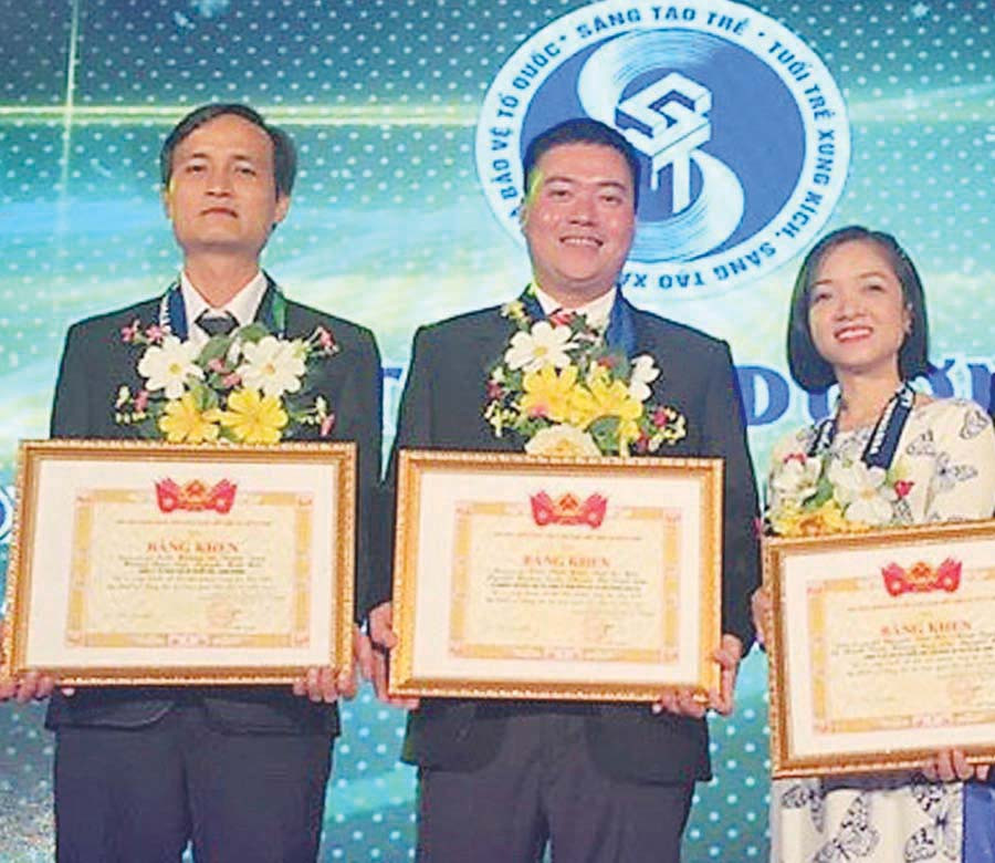  Anh Trần Đình Hiệu (ở giữa) tại Festival “Sáng tạo trẻ” toàn quốc 2016. Ảnh: P.L