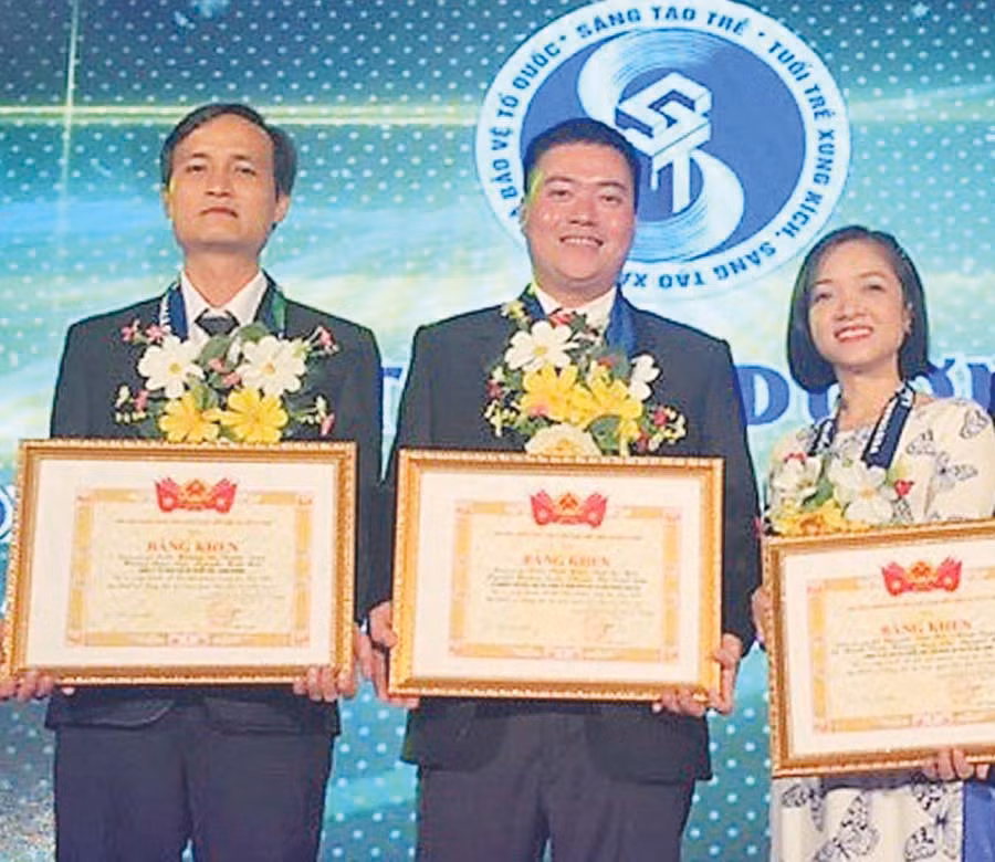  Anh Trần Đình Hiệu (ở giữa) tại Festival “Sáng tạo trẻ” toàn quốc 2016. Ảnh: P.L