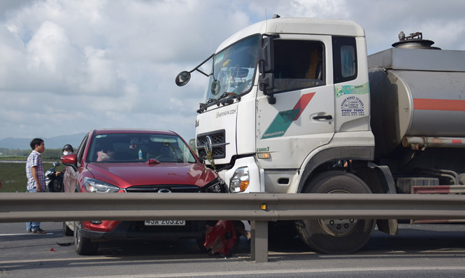 Tại hiện trường vụ tai nạn, xe ô tô 4 chỗ xoay ngang, chắn làn đường 1 chiều, khiến quốc lộ 1A ách tắc gần 2 tiếng đồng hồ. Tại hiện trường vụ tai nạn, xe ô tô 4 chỗ xoay ngang, chắn làn đường 1 chiều, khiến quốc lộ 1A ách tắc gần 2 tiếng đồng hồ.