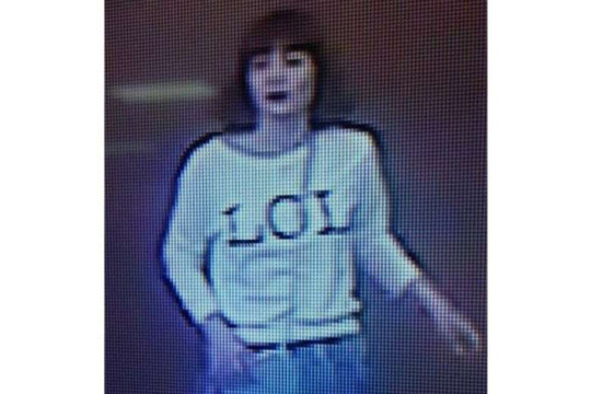 Hình ảnh một phụ nữ bị nghi liên quan tới cái chết của ông Kim Jong-nam được máy quay của sân bay ghi lại. Cô này được cho là trung niên, người châu Á và khá gầy. Bernama cho hay đây có thể là nữ nghi phạm đã bị bắt. Ảnh: THE STAR/ASIA NEWS NETWORK Hình ảnh một phụ nữ bị nghi liên quan tới cái chết của ông Kim Jong-nam được máy quay của sân bay ghi lại. Cô này được cho là trung niên, người châu Á và khá gầy. Bernama cho hay đây có thể là nữ nghi phạm đã bị bắt. Ảnh: THE STAR/ASIA NEWS NETWORK