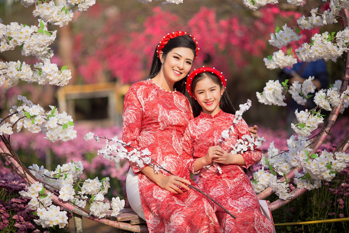 Với tình yêu lớn dành cho tà áo dài của dân tộc, cô đã chuyên tâm vào việc 'làm mới' trang phục quen thuộc này trong thời gian gần đây.