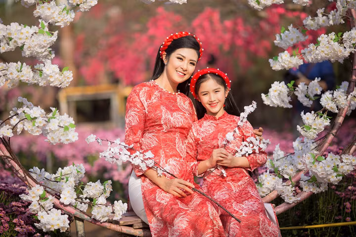 Với tình yêu lớn dành cho tà áo dài của dân tộc, cô đã chuyên tâm vào việc 'làm mới' trang phục quen thuộc này trong thời gian gần đây.