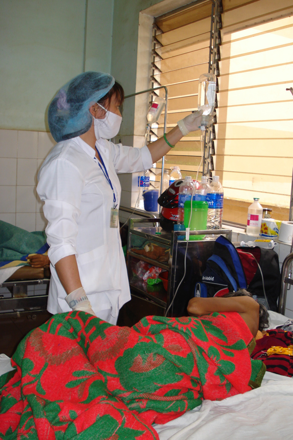 Chăm sóc bệnh nhân phong. Ảnh: N.N Chăm sóc bệnh nhân phong. Ảnh: N.N