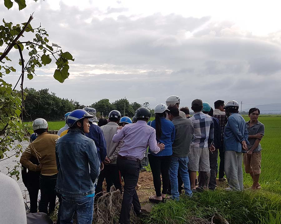  Hiện trường vụ việc và rất đông người hiếu kỳ đứng theo dõi vụ việc. Ảnh: Xuân Vinh