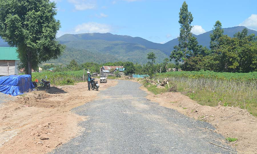 Đường vào khu sản xuất buôn Ma Nhe A và Ma Nhe B, xã Đất Bằng đang được dự án hỗ trợ thi công. Ảnh. H.T Đường vào khu sản xuất buôn Ma Nhe A và Ma Nhe B, xã Đất Bằng đang được dự án hỗ trợ thi công. Ảnh. H.T