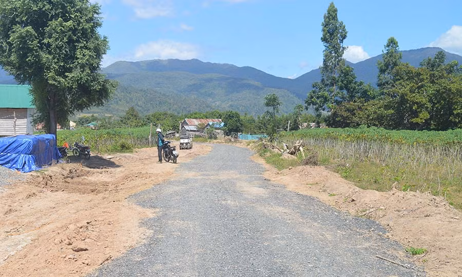 Đường vào khu sản xuất buôn Ma Nhe A và Ma Nhe B, xã Đất Bằng đang được dự án hỗ trợ thi công. Ảnh. H.T