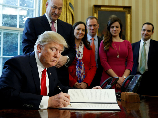 Tổng thống Trump ký một sắc lệnh tại Nhà Trắng (Ảnh: Reuters) Tổng thống Trump ký một sắc lệnh tại Nhà Trắng (Ảnh: Reuters)