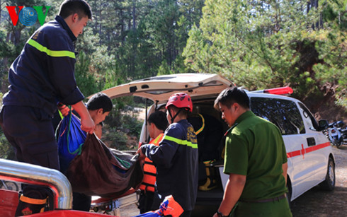 Thi thể 2 nạn nhân được đưa về Bệnh viện Đa khoa tỉnh Lâm Đồng để phục vụ công tác điều tra Thi thể 2 nạn nhân được đưa về Bệnh viện Đa khoa tỉnh Lâm Đồng để phục vụ công tác điều tra