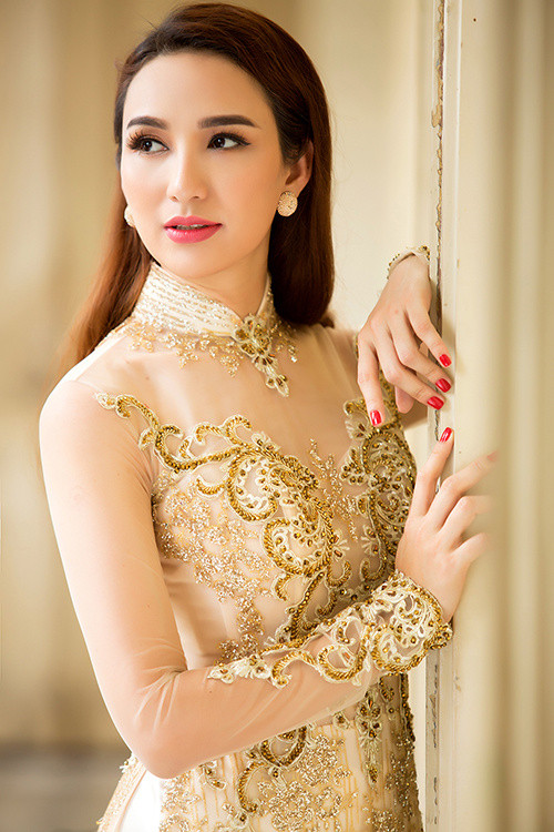 Mẫu áo màu nude, đính ren vàng kim, kết hợp hạt pha lê thích hợp cho những buổi tiệc sang trọng. Mẫu áo màu nude, đính ren vàng kim, kết hợp hạt pha lê thích hợp cho những buổi tiệc sang trọng.