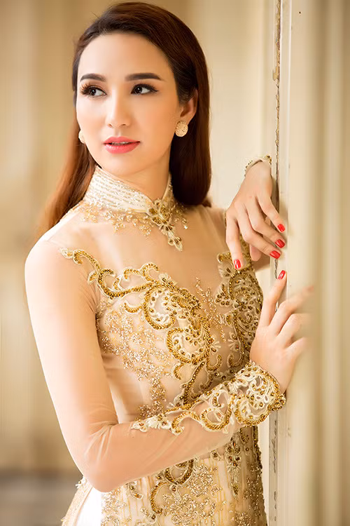 Mẫu áo màu nude, đính ren vàng kim, kết hợp hạt pha lê thích hợp cho những buổi tiệc sang trọng.