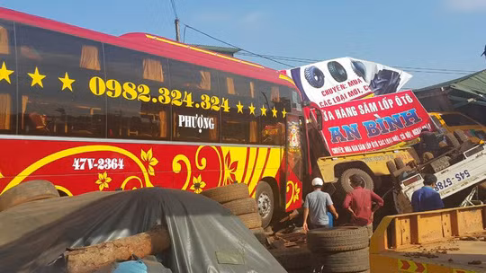 Hai chiếc xe lao vào nhà dân. Ảnh B.N