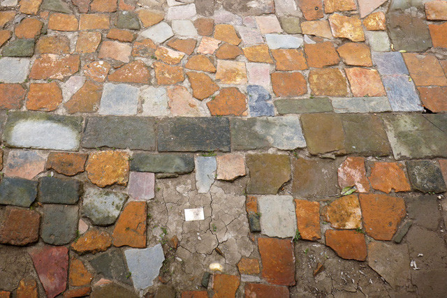 Nền gạch thời Lê Sơ (thế kỷ 15 - 16). Vị trí này nằm trong dấu tích hành lang phía Tây, thời Lê Trung Hưng (thế kỷ 17). Hành lang bắt đầu từ Đoan Môn kéo dài sang phía Tây rồi bắt góc chạy lên phía Bắc bao quanh sân Đan Trì và điện Kính Thiên, thời Lê (thế kỷ 17 -18).