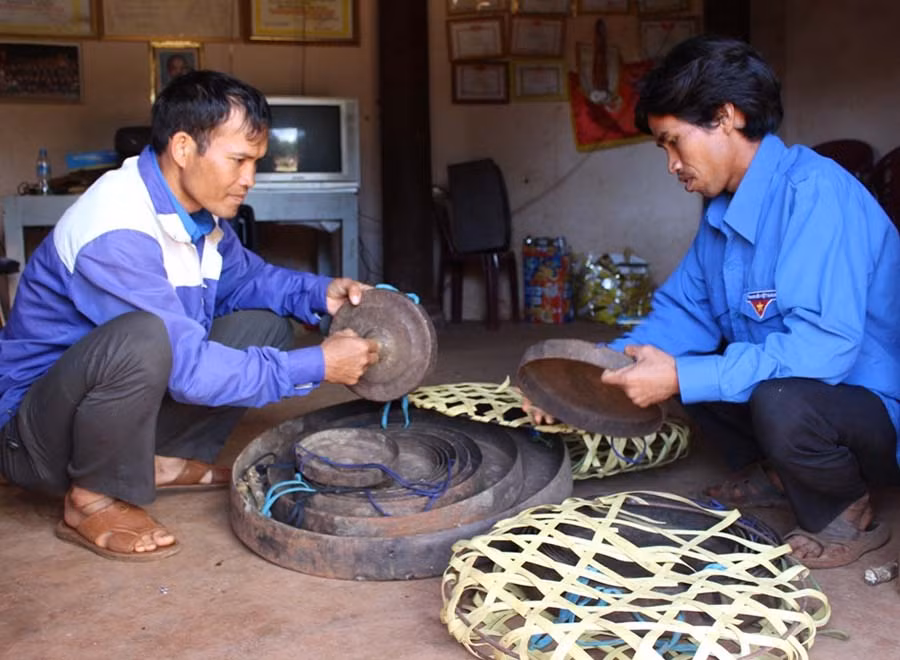 Chi đoàn làng A đã có một bộ cồng chiêng mới để phục vụ sinh hoạt. Ảnh: T.B