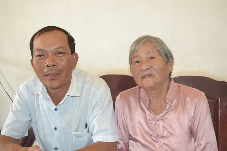  Bà Nguyễn Thị Hường và con trai của bà trình bày việc thưa kiện. Ảnh: H.M