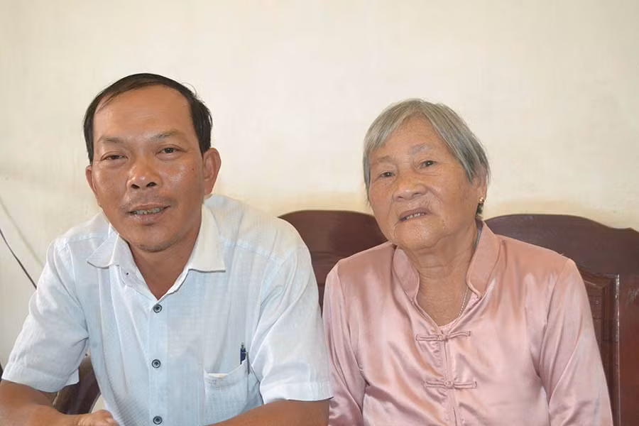  Bà Nguyễn Thị Hường và con trai của bà trình bày việc thưa kiện. Ảnh: H.M