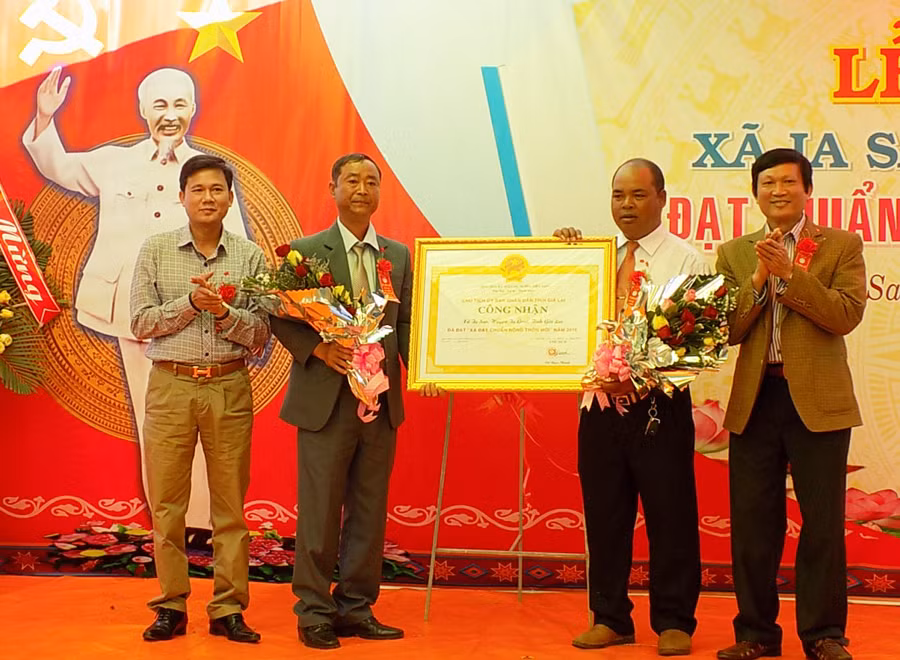 Trao bằng công nhận xã Ia Sao đạt chuẩn nông thôn mới. Ảnh: T.N Trao bằng công nhận xã Ia Sao đạt chuẩn nông thôn mới. Ảnh: T.N