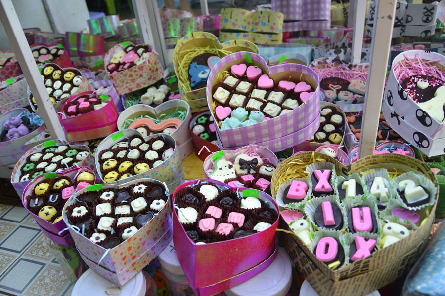 Những viên socola với mẫu mã phong phú, bắt mắt. Ảnh: N.T