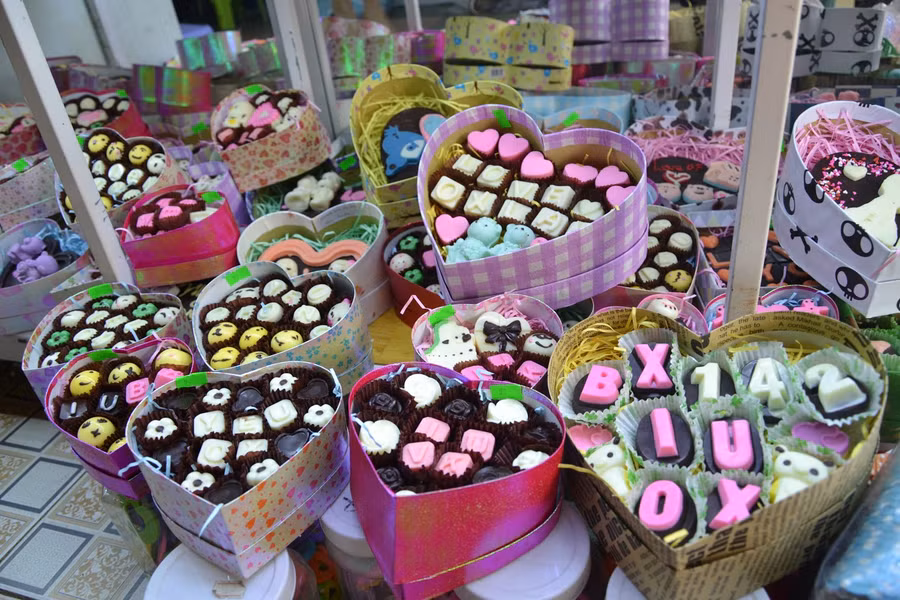 Những viên socola với mẫu mã phong phú, bắt mắt. Ảnh: N.T