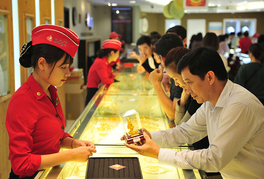 Dân đổ xô đi mua vàng trước ngày vía Thần Tài