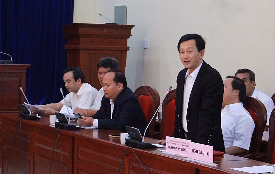 Bí thư Tỉnh ủy Dương Văn Trang thông tin về tình hình phát triển của tỉnh Gia Lai với đoàn công tác tỉnh bạn. Ảnh: Hồng Thi