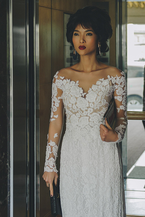 Cách đính kết giúp Bằng Lăng không lộ da thịt mà vẫn tôn được vẻ gợi cảm.