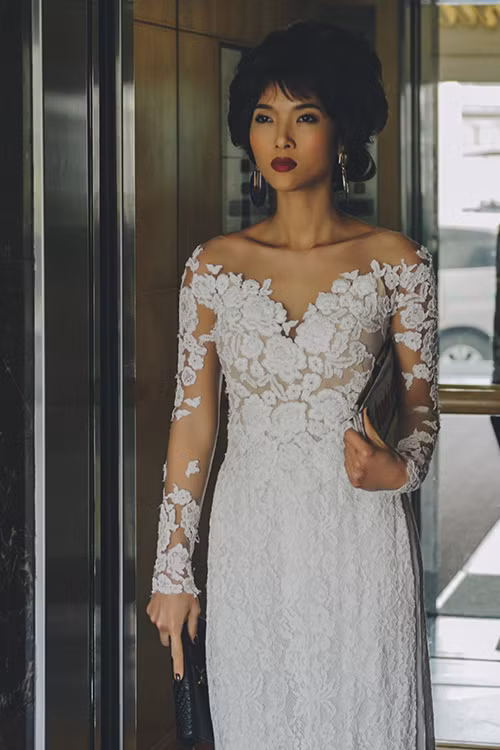 Cách đính kết giúp Bằng Lăng không lộ da thịt mà vẫn tôn được vẻ gợi cảm.