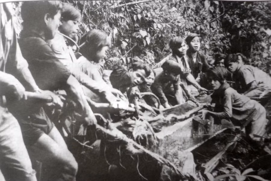 Nhân dân xã Krong vận chuyển gỗ ra miền Bắc xây lăng Bác (năm 1974). (ảnh tư liệu) Nhân dân xã Krong vận chuyển gỗ ra Miền Bắc xây Lăng Bác (năm 1974). (ảnh tư liệu)