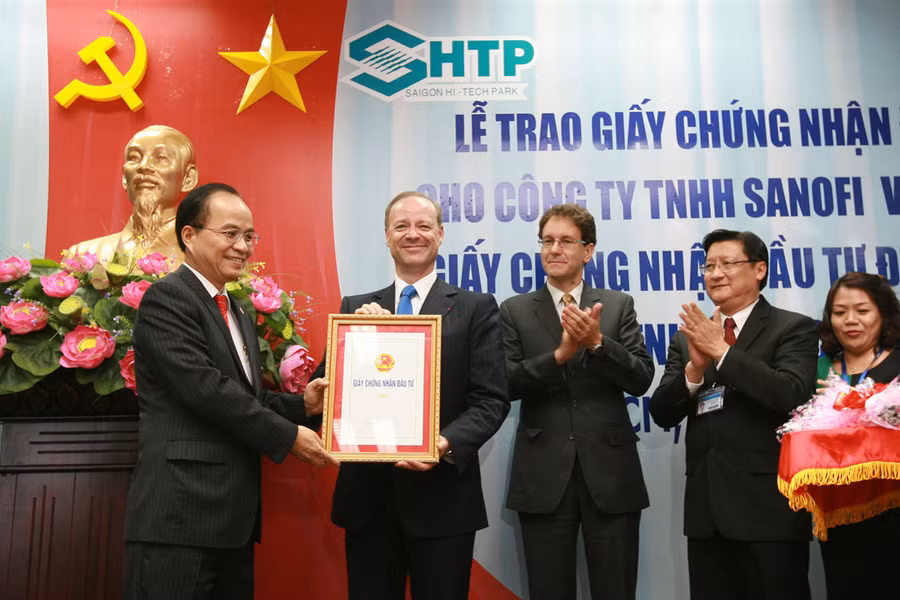 Lãnh đạo UBND TP. HCM trao giấy chứng nhận đầu tư dự án nhà máy dược phẩm tại Khu Công nghệ cao TP. HCM cho lãnh đạo tập đoàn Sanofi vào cuối tháng 3-2013