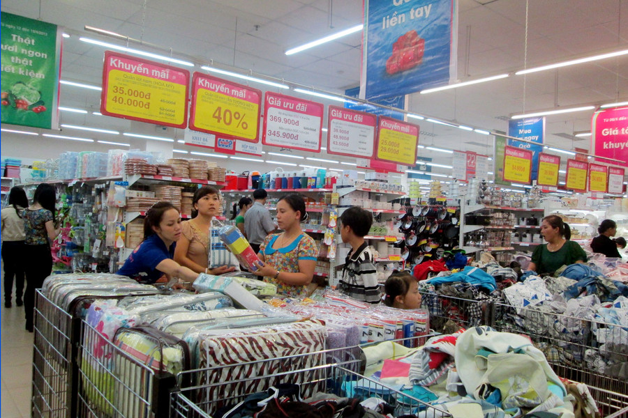 Nhiều sản phẩm được giảm giá thu hút đông đảo khách hàng đến tham quan, mua sắm. Ảnh: Lương Tuyết