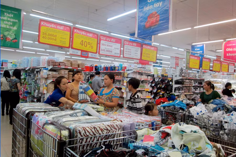 Nhiều sản phẩm được giảm giá thu hút đông đảo khách hàng đến tham quan, mua sắm. Ảnh: Lương Tuyết