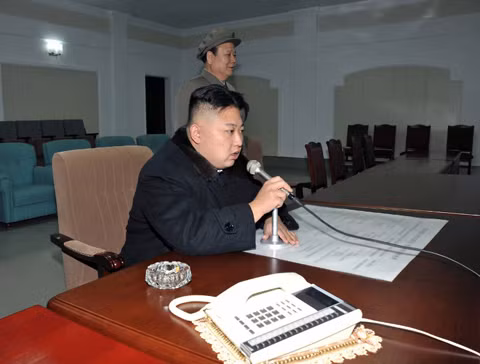  Hình ảnh Kim Jong-un trực tiếp giám sát vụ phóng tên lửa tầm xa đưa vệ tinh vào quỹ đạo hồi tháng 12-2012 do truyền thông quốc gia Triều Tiên công bố. 