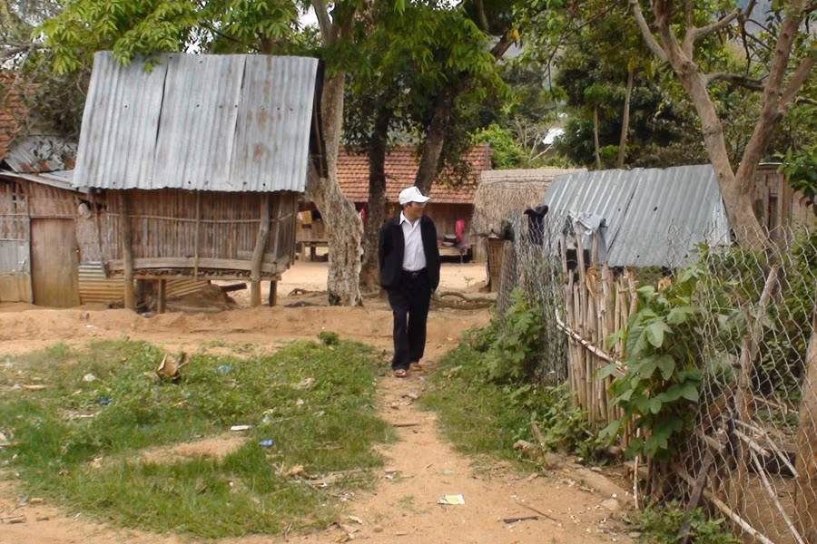 Ông Nguyễn Văn Bồng đi thăm lại khu vực trước kia là nhà in của Tỉnh ủy. Ảnh: Trần Dung