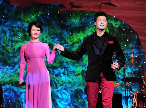 Khi cùng Quang Dũng hát bài cuối, Hồng Nhung trở lại dịu dàng trong tà áo dài truyền thống màu hồng. Khi cùng Quang Dũng hát bài cuối, Hồng Nhung trở lại dịu dàng trong tà áo dài truyền thống màu hồng.