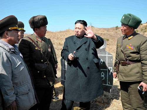 Nhà lãnh đạo Kim Jong-un (thứ hai từ phải sang) không xuất hiện trước công chúng trong 2 tuần qua.