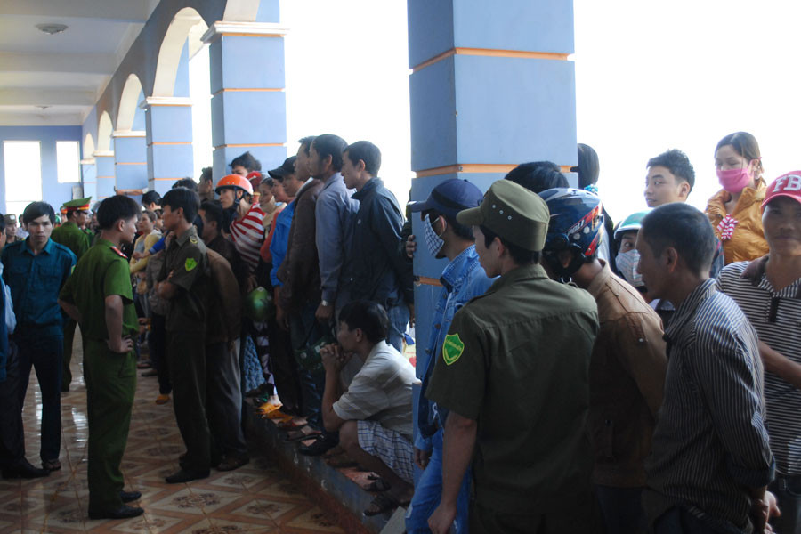 Hàng nghìn người đến dự phiên tòa không có nơi ngồi phải đứng ngoài hành lang. Ảnh: Ngô Khắc Lịch