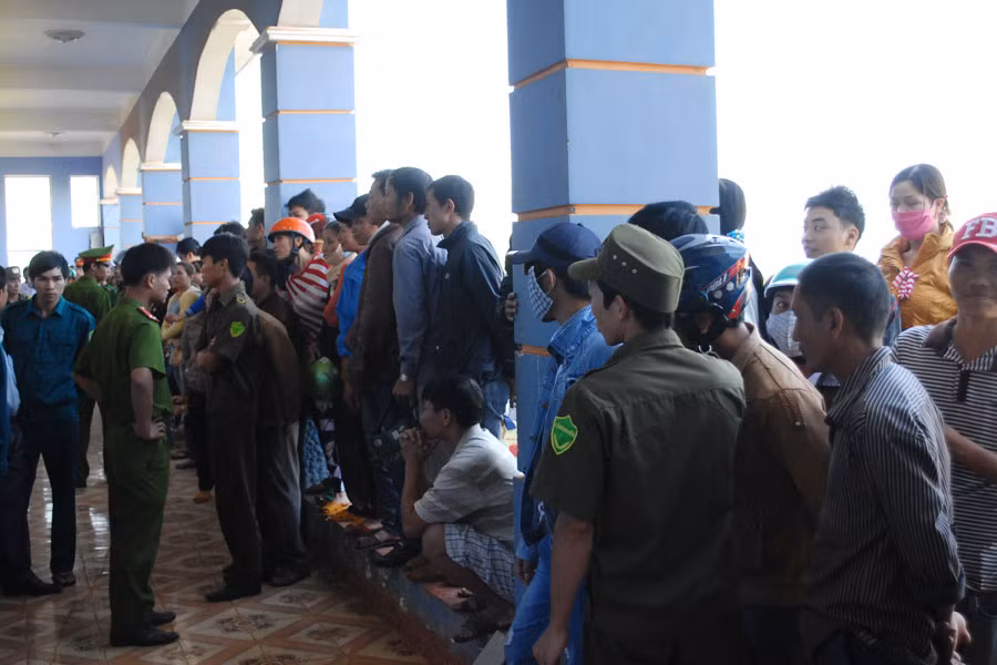 Hàng nghìn người đến dự phiên tòa không có nơi ngồi phải đứng ngoài hành lang. Ảnh: Ngô Khắc Lịch